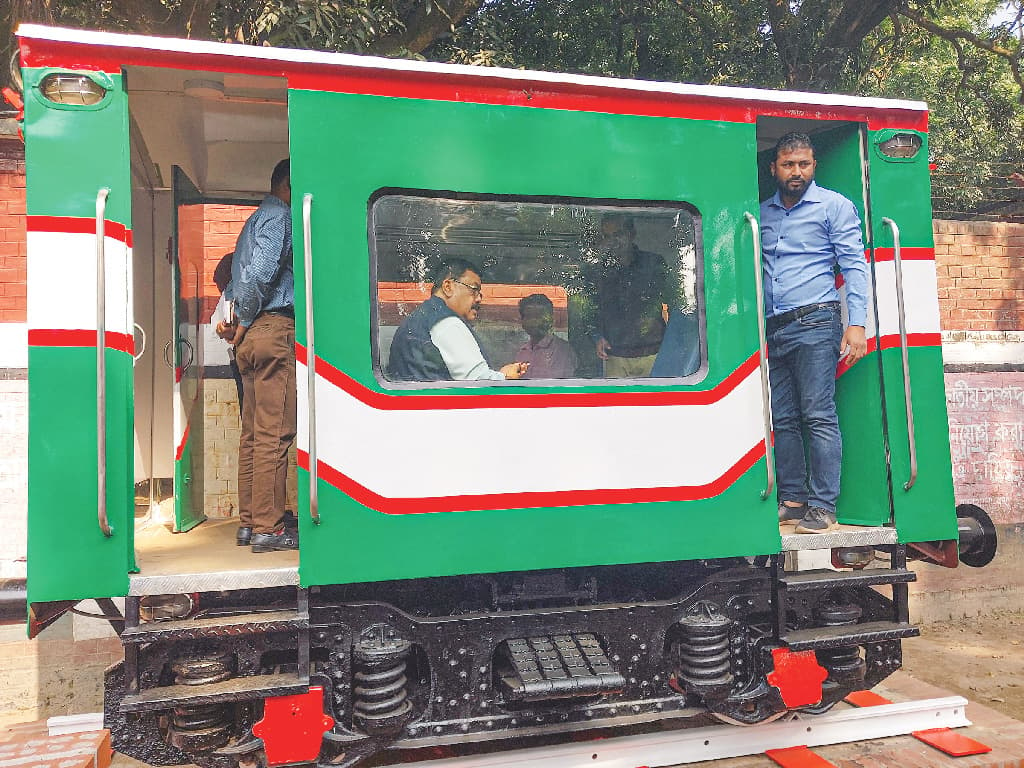 সৈয়দপুরে স্বেচ্ছাশ্রমে নির্মিত রেলের বগি