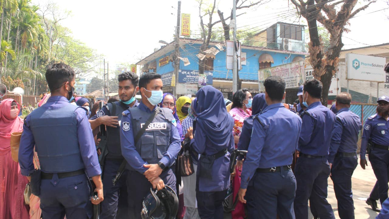 পুলিশি বাধা উপেক্ষা করে মহিলা দলের বিক্ষোভ