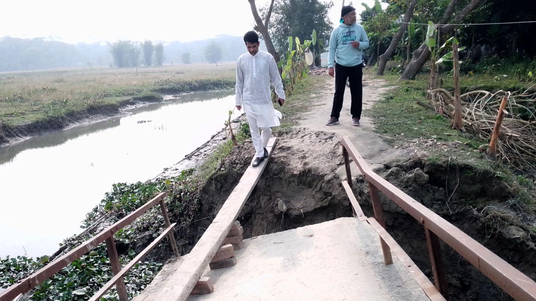 বাবুগঞ্জে সেতুর খুঁটি দেবে সড়ক থেকে বিচ্ছিন্ন, ঘটছে দুর্ঘটনা