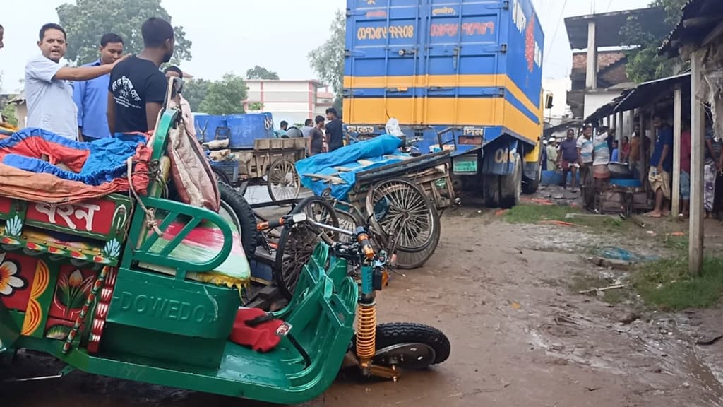 রাস্তার পাশে দাঁড়ানো রিকশাভ্যানের সারিতে কাভার্ড ভ্যানের ধাক্কা, নিহত ২ 