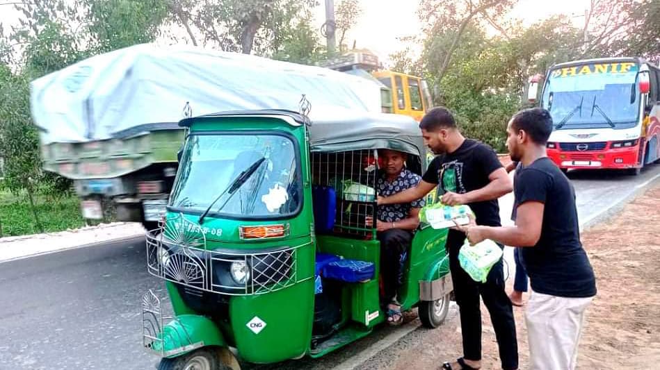 ইফতারি নিয়ে অপেক্ষা  রোজাদারের জন্য