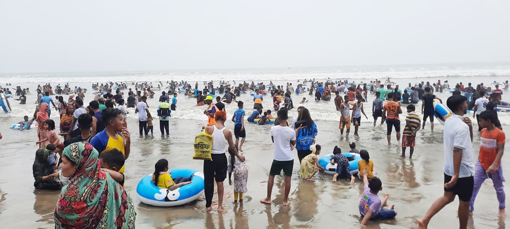 ঈদের ছুটিতে প্রাণ ফিরেছে কক্সবাজার সমুদ্রসৈকতে