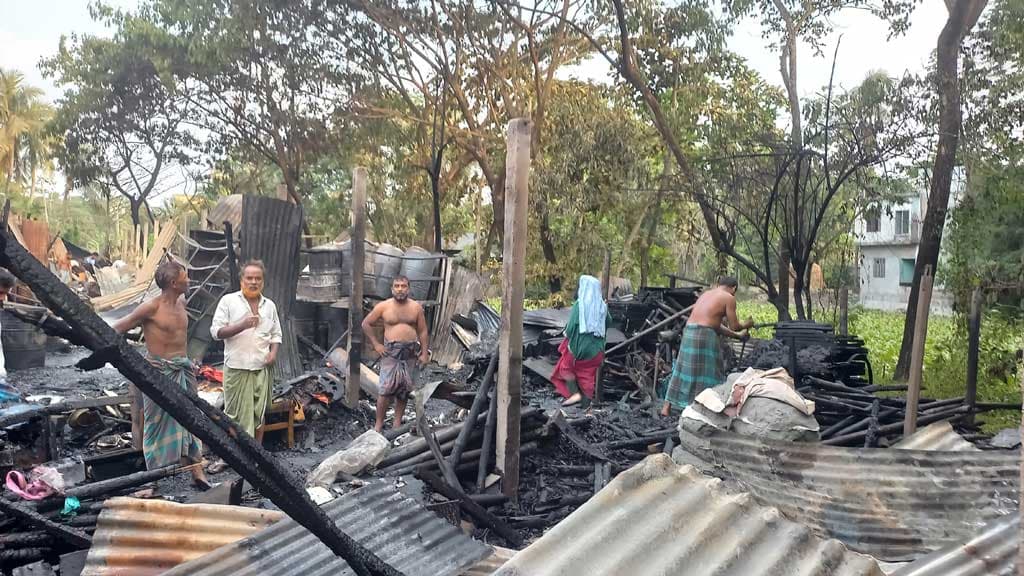 চাঁদপুরে আগুনে পুড়ল বাজারের ১২ ব্যবসাপ্রতিষ্ঠান