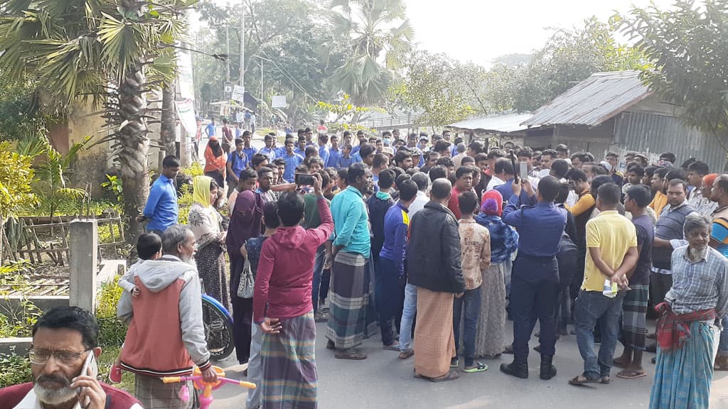 স্কুলের সামনে পিষ্ট ছাত্রী, ক্ষোভ