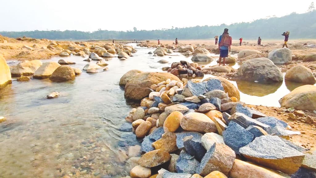 সিলেটের জৈন্তাপুরে শূন্যরেখায় অবৈধভাবে পাথর উত্তোলন