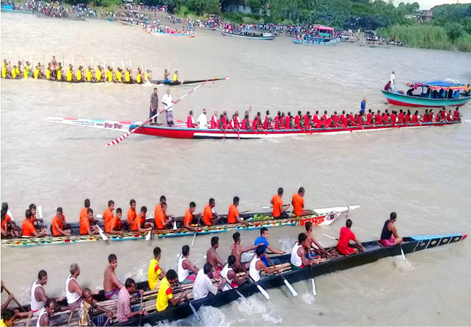 ঐতিহ্যের নৌকা বাইচে প্রাণের উৎসব