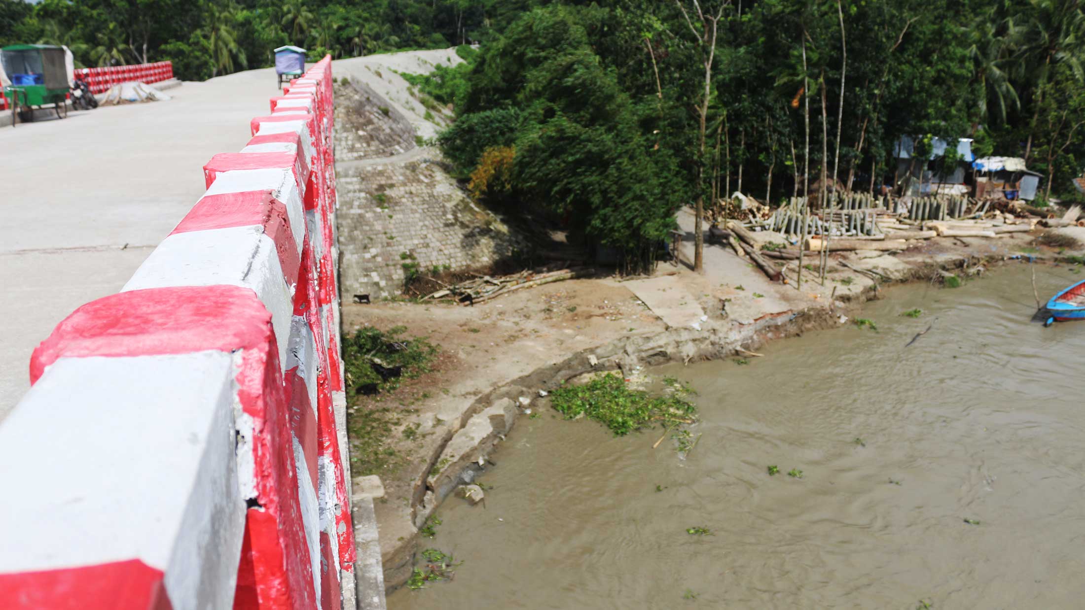 ভাঙনঝুঁকিতে সেতু-সড়ক