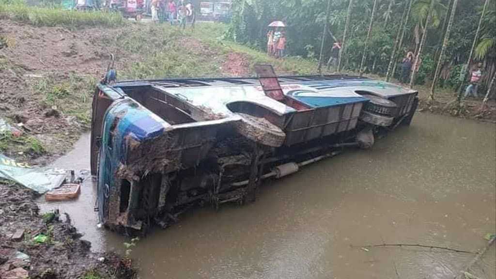 লক্ষ্মীপুরে নিয়ন্ত্রণ হারিয়ে বাস খাদে, আহত ২০ যাত্রী