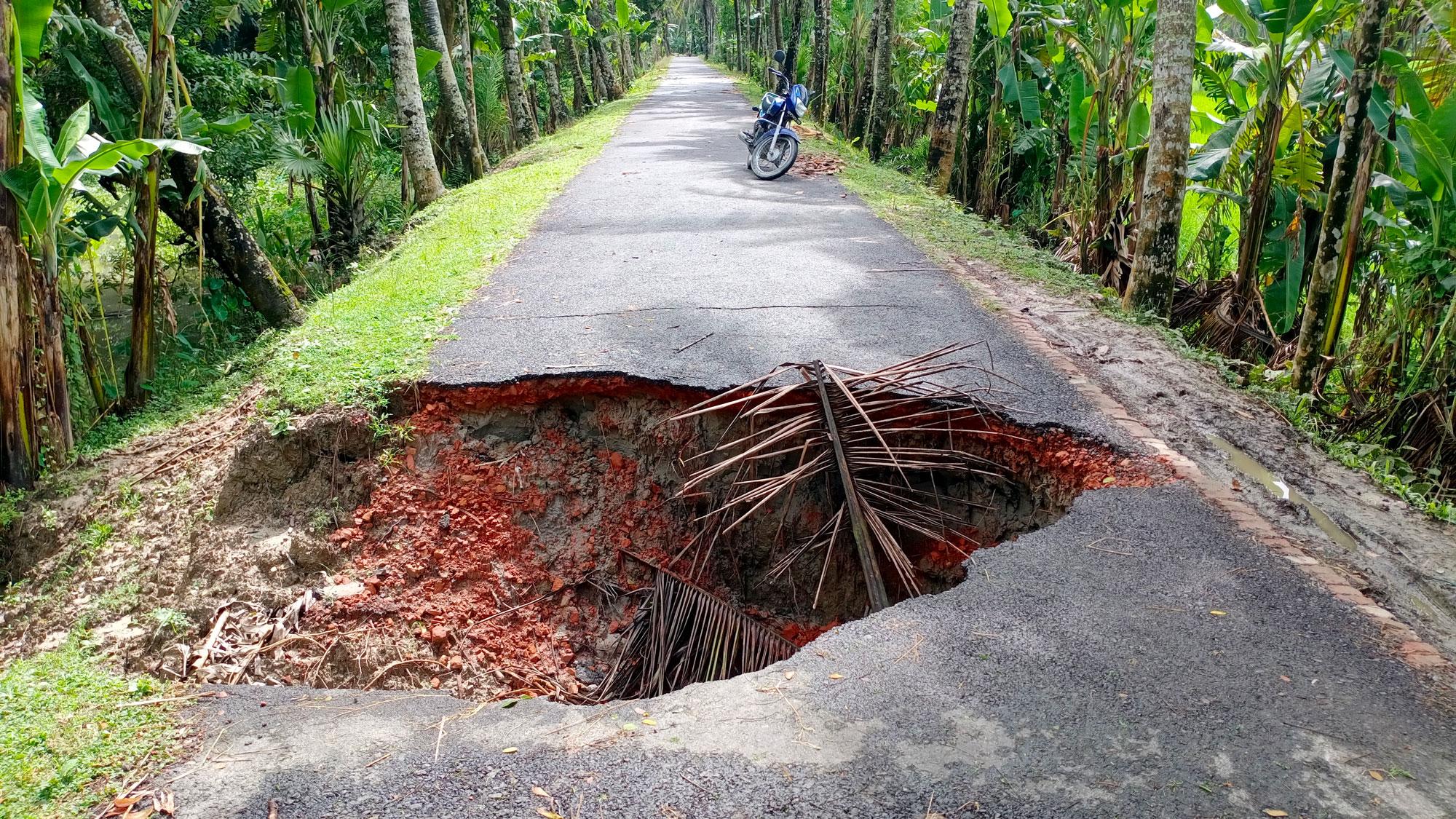 ছোটবড় গর্তে বেহাল সড়ক, ভোগান্তিতে পথচারীরা 