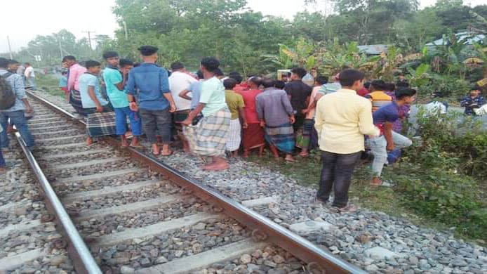 ইয়ারফোন লাগিয়ে রেললাইন ধরে হাঁটছিলেন যুবক, ট্রেনের ধাক্কায় মৃত্যু