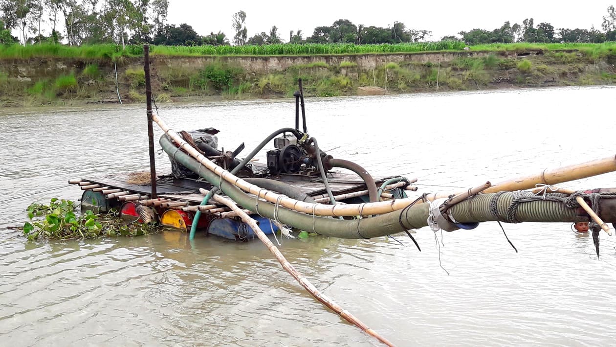 অবৈধভাবে বালু উত্তোলন ভাঙনের ঝুঁকিতে বসতবাড়ি