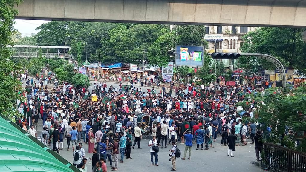 শাহবাগে অবস্থান নিলেন কোটা সংস্কার আন্দোলনকারীরা