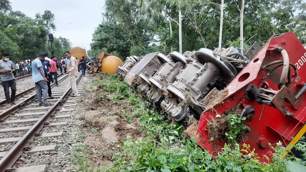 মির্জাপুরে তেলবাহী ট্রেনের ইঞ্জিনসহ দুটি লরি লাইনচ্যুত