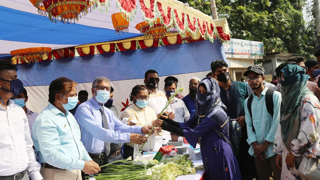 মাভাবিপ্রবিতে ফুল, মিষ্টি দিয়ে শিক্ষার্থীদের বরণ