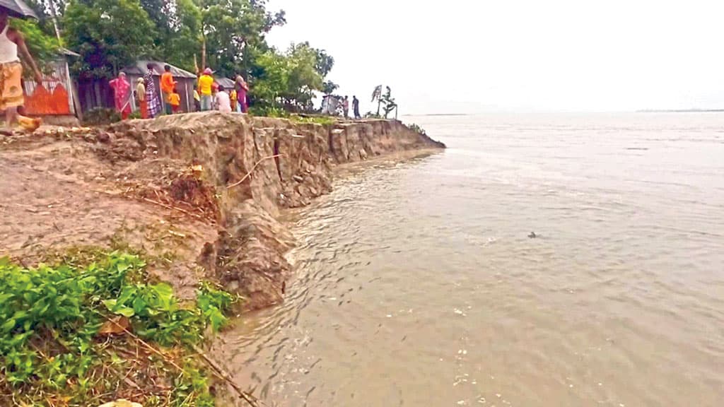 ধীরগতিতে নামছে পানি থামছে না নদীভাঙন