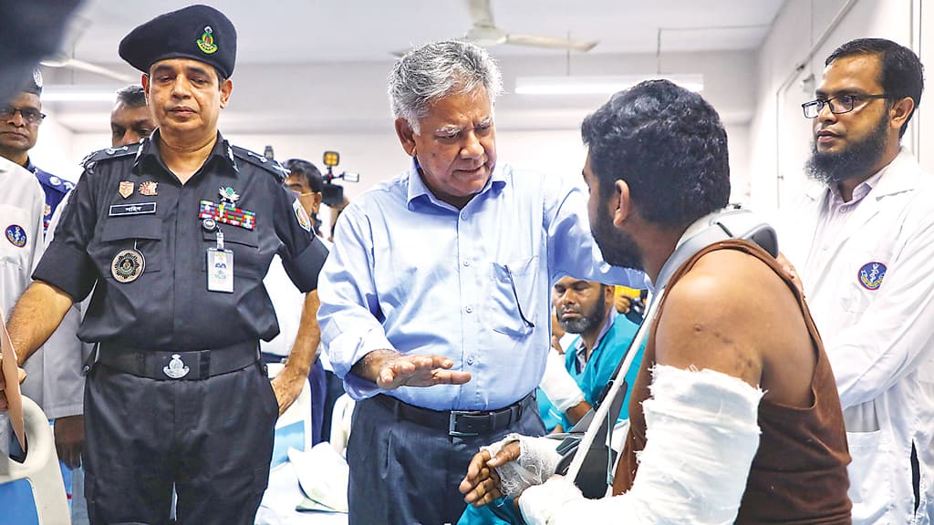 ঊর্ধ্বতনদের বার্তার অভাবে মাঠে প্রাণ যায় পুলিশের