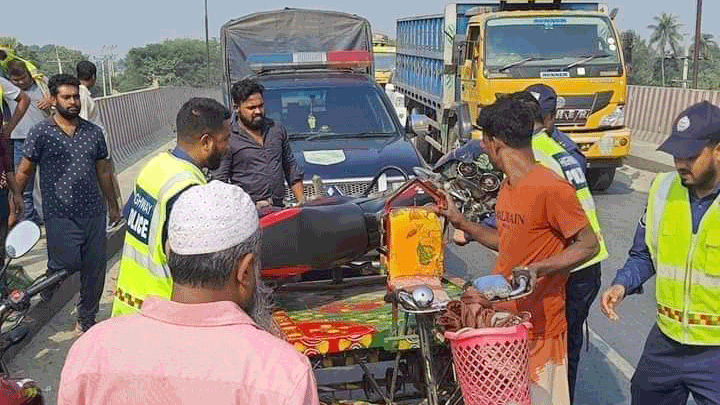 কুষ্টিয়ায় ট্রাকচাপায় মোটরসাইকেল আরোহী নিহত 