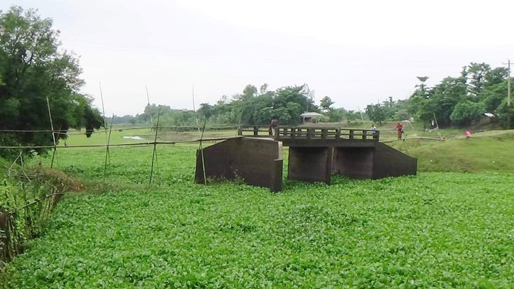 সংযোগ সড়ক নেই, ভোগান্তি