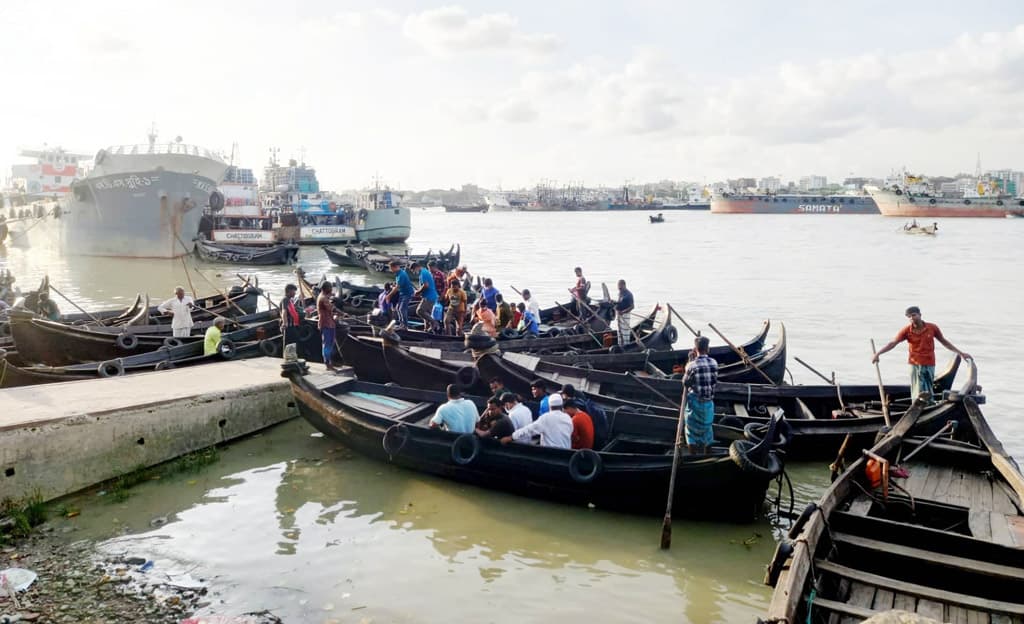 কর্ণফুলী নদীতে চলাচলকারী অধিকাংশ নৌযানে নেই জীবন রক্ষার সরঞ্জাম