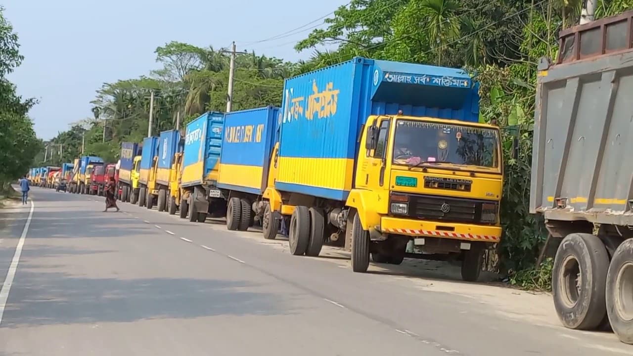 লক্ষ্মীপুর-ভোলা নৌরুটে ফেরি চলাচল ব্যাহত, রাস্তায় দীর্ঘ যানজট