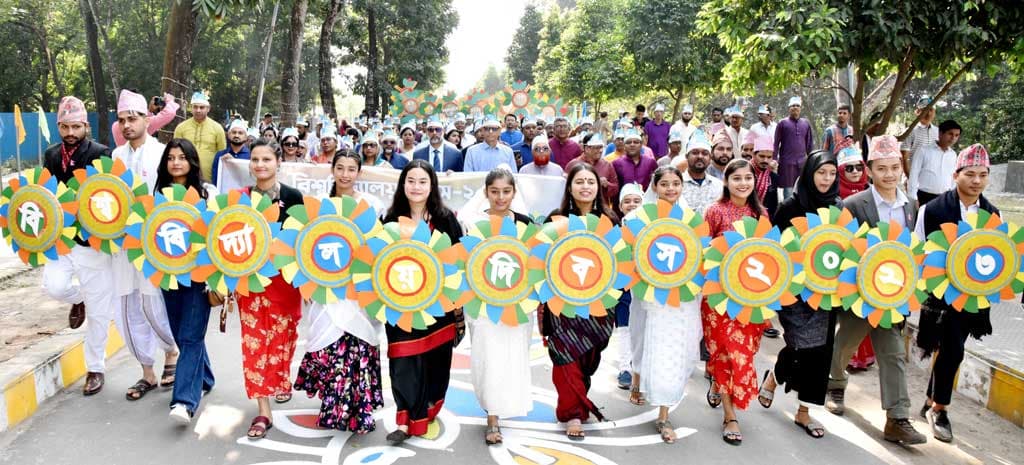 উৎসবমুখর পরিবেশে খুলনা বিশ্ববিদ্যালয় দিবস উদ্‌যাপন 