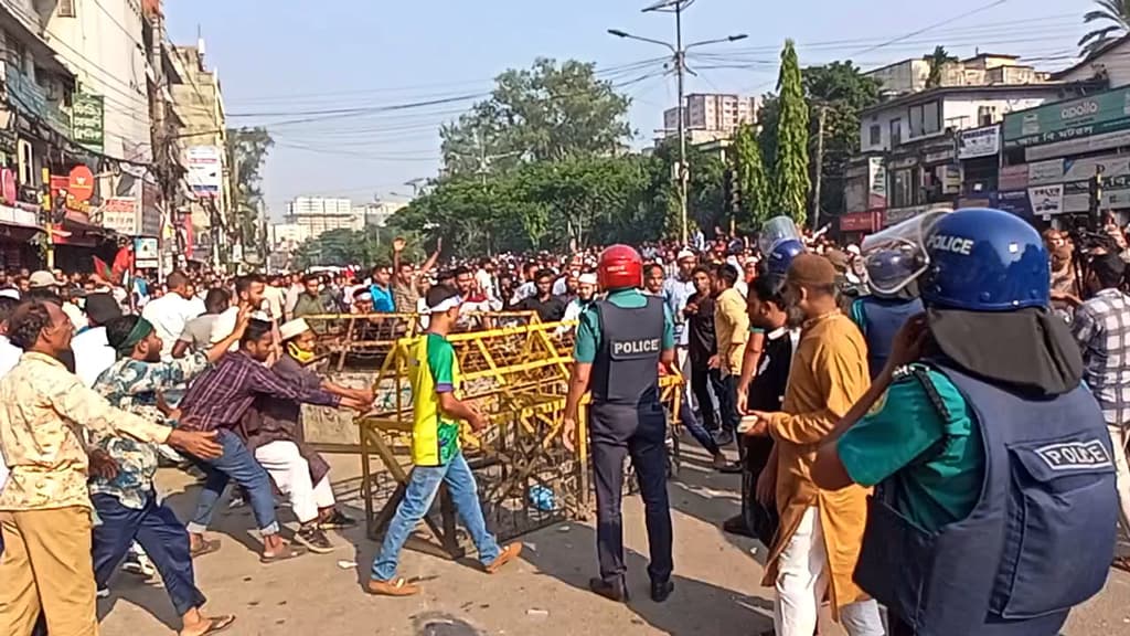 শাপলা চত্বরের মুখে ব্যারিকেড ভাঙলেন নেতা-কর্মীরা, দুই মিনিট পর আবার বসাল পুলিশ