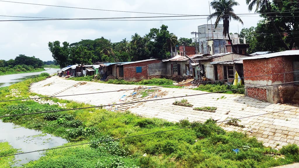 নোটিশের ১ বছর পরও  অনড় দখলদারেরা