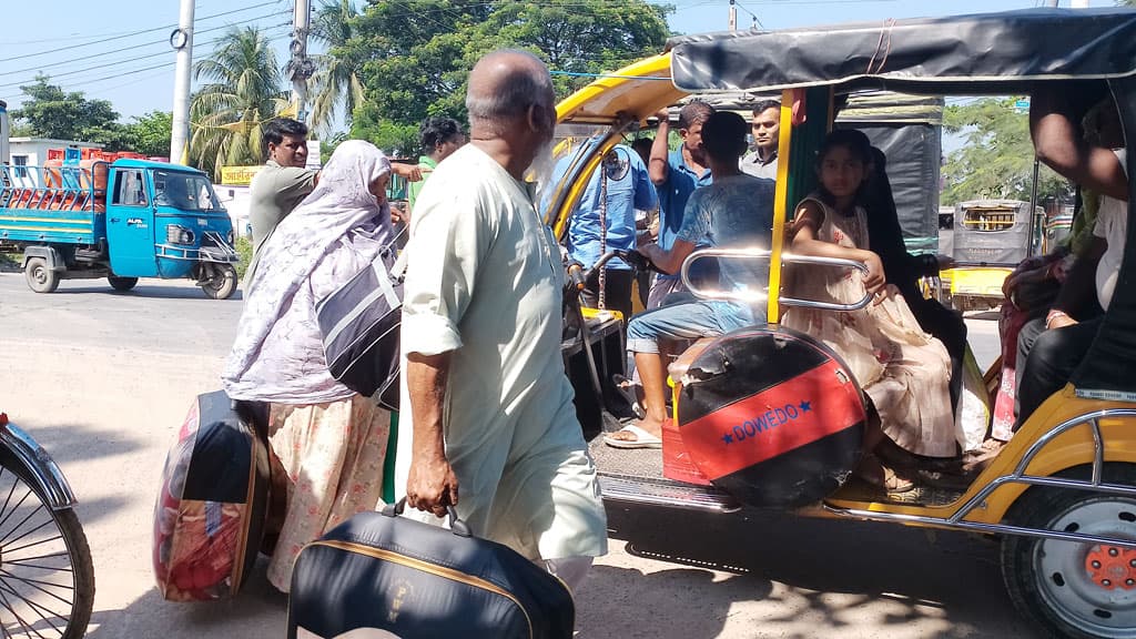 ২ দিনের অঘোষিত বাস ধর্মঘটে খুলনাগামী যাত্রীদের চরম ভোগান্তি