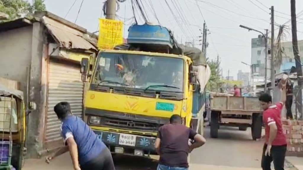 কিশোরগঞ্জে অবরোধে ট্রাক ভাঙচুর