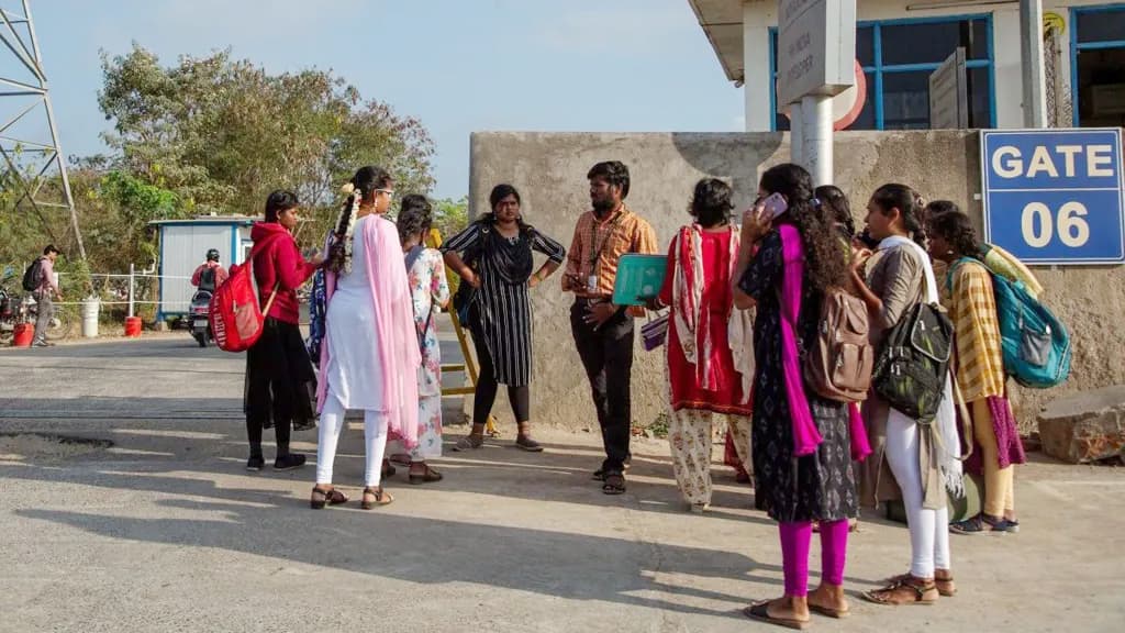 বিবাহিত নারীদের নিয়োগ না দেওয়ায় ভারতে তদন্তের মুখে অ্যাপল কারখানা