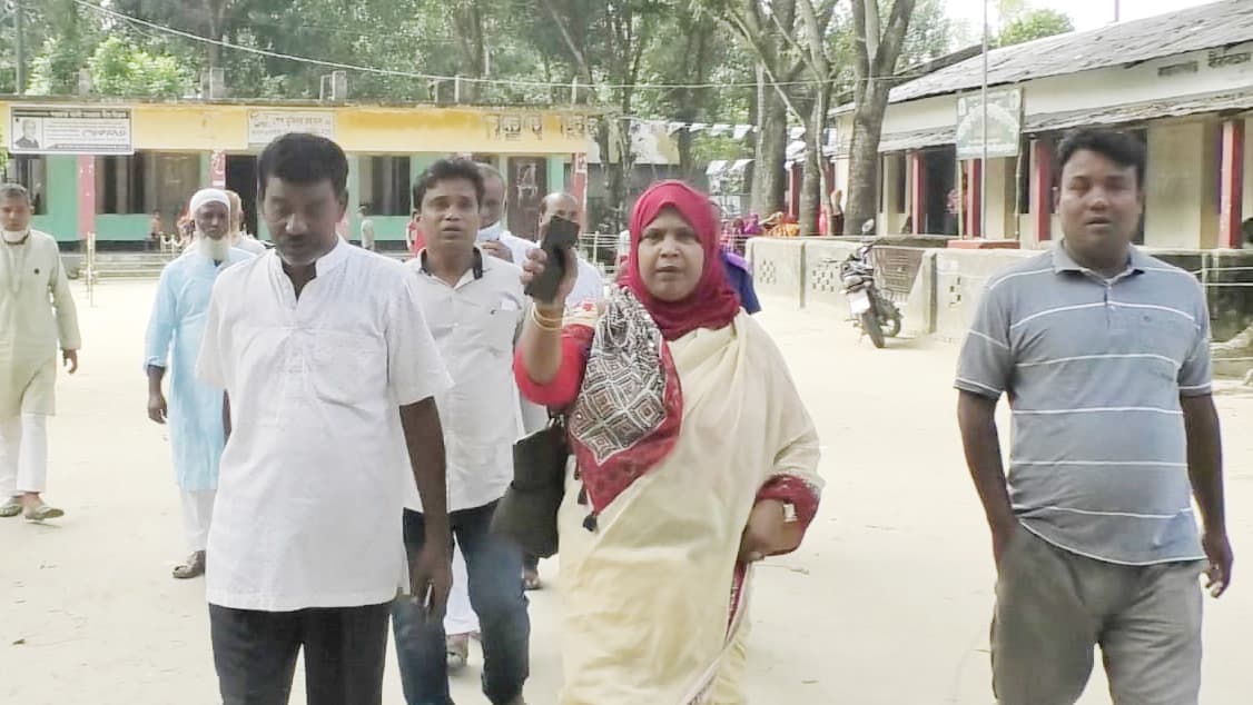 ছবি তোলায় সাংবাদিকের ওপর চড়াও হলেন প্রতিমন্ত্রীর স্ত্রী