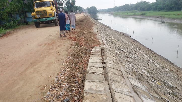 কাজ শেষ না হতেই ব্লকে ধস