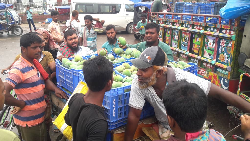 আম কিনতে ব্যবসায়ীদের প্রতিযোগিতা