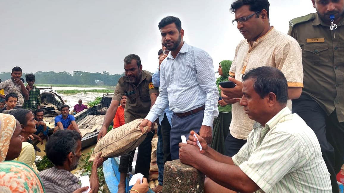 কলমাকান্দায় বানভাসির পাশে ইউএনও মো. আবুল হাসেম