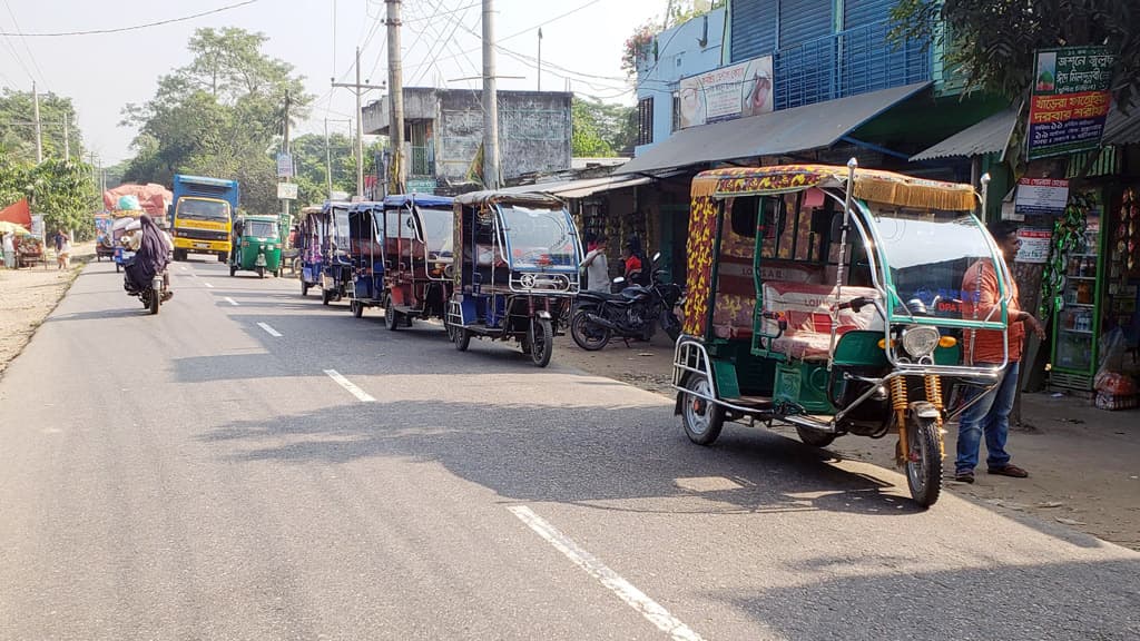 মহাসড়কে অটোরিকশার স্ট্যান্ড