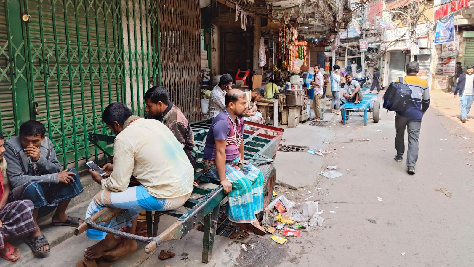 অধিকাংশ ব্যবসা প্রতিষ্ঠান বন্ধ থাকায় কষ্টে দিন কাটাচ্ছেন দিনমজুরেরা