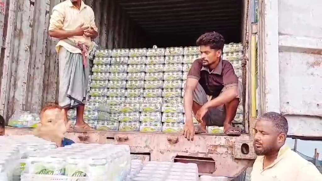 পটুয়াখালীতে প্রায় ২৭ হাজার ক্যান অবৈধ চীনা বিয়ার জব্দ, গ্রেপ্তার ৩