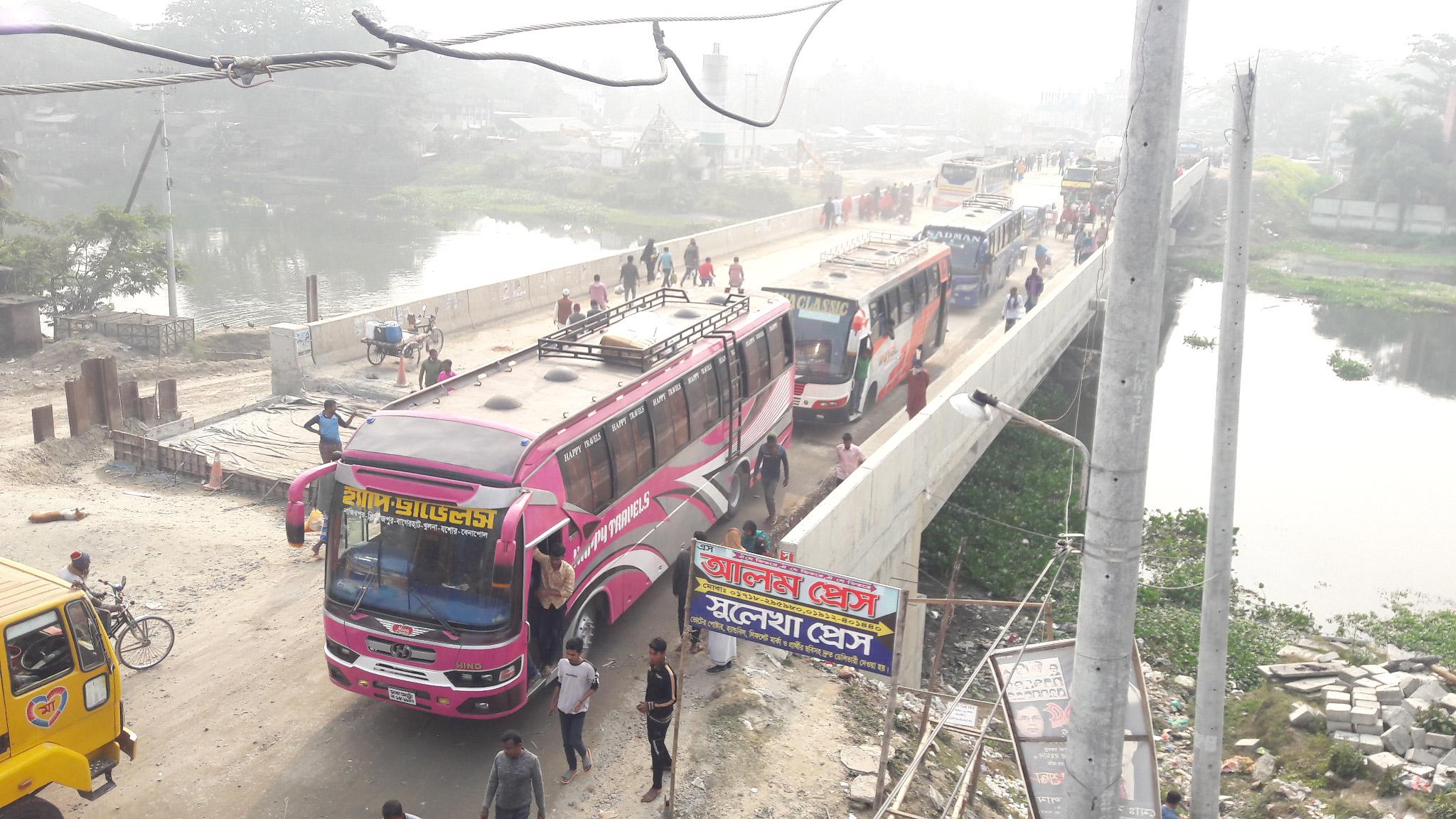 সেতুর কাজ বন্ধে ভোগান্তি