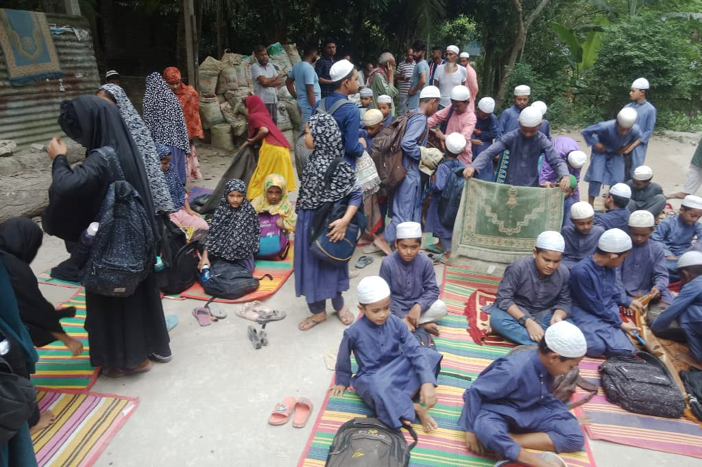 মাদ্রাসা শিক্ষার্থীদের বের করে মসজিদে তালা দিল কর্তৃপক্ষ