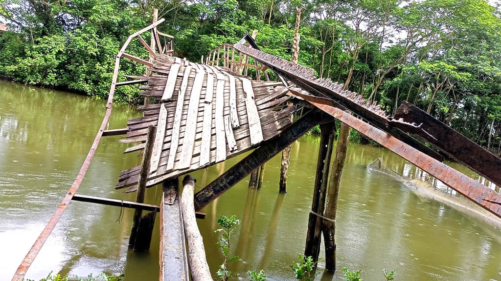 চলাচলের অযোগ্য পুল নিয়ে বিপাকে মোরেলগঞ্জে মানুষ