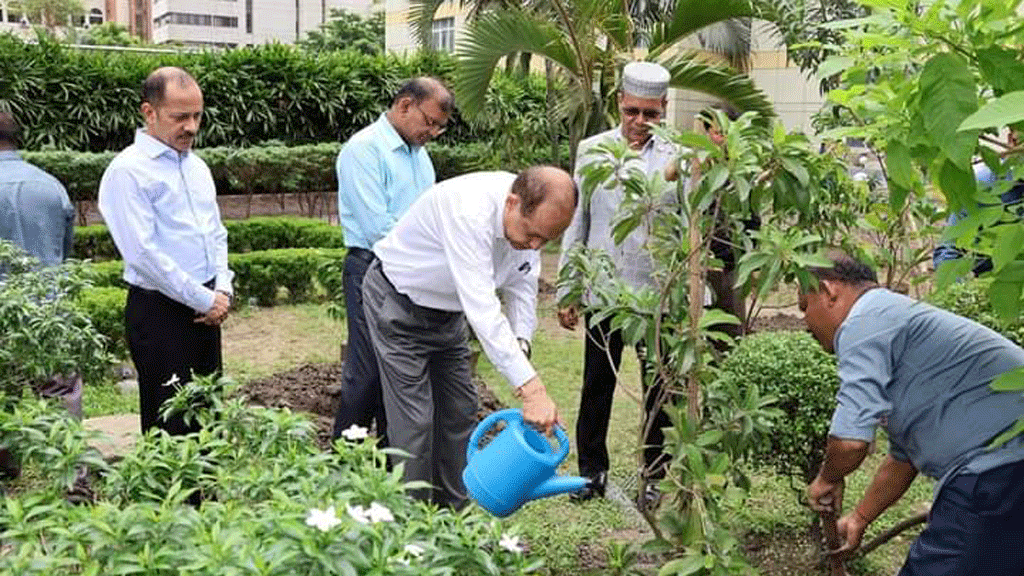 নির্বাচন ভবন চত্বরে গাছ লাগালেন সিইসি