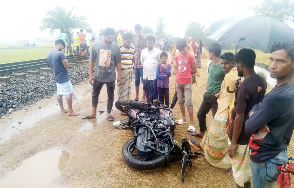 দিনাজপুরে ট্রেনের ধাক্কায় মোটরসাইকেলের ২ আরোহী নিহত