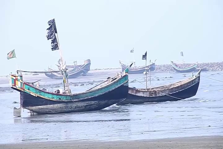 বৈরী আবহাওয়ায় সেন্ট মার্টিনে আটকা পড়েছেন ৫০০ পর্যটক