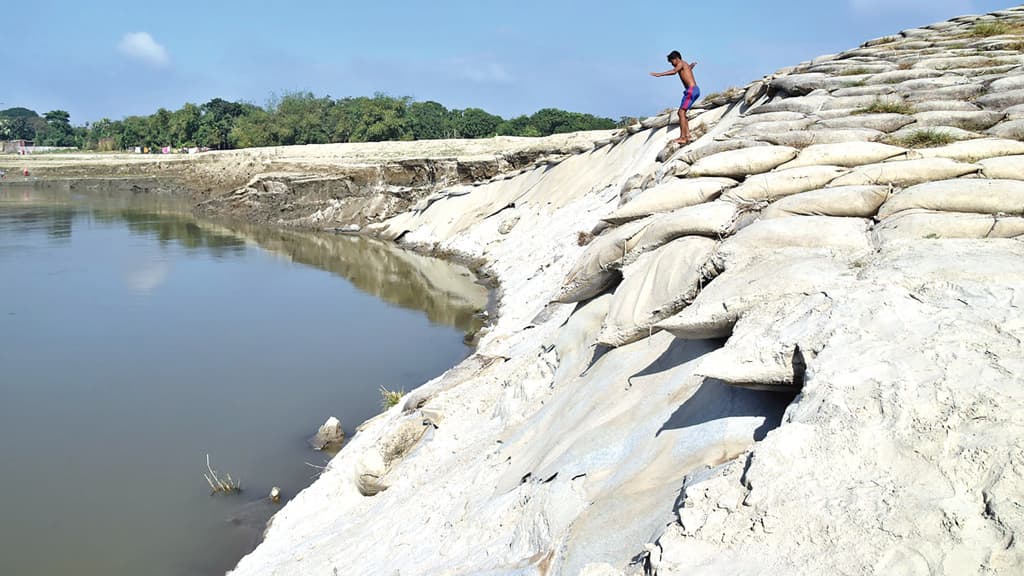 হাইটেক পার্ক রক্ষা বাঁধে ভাঙন