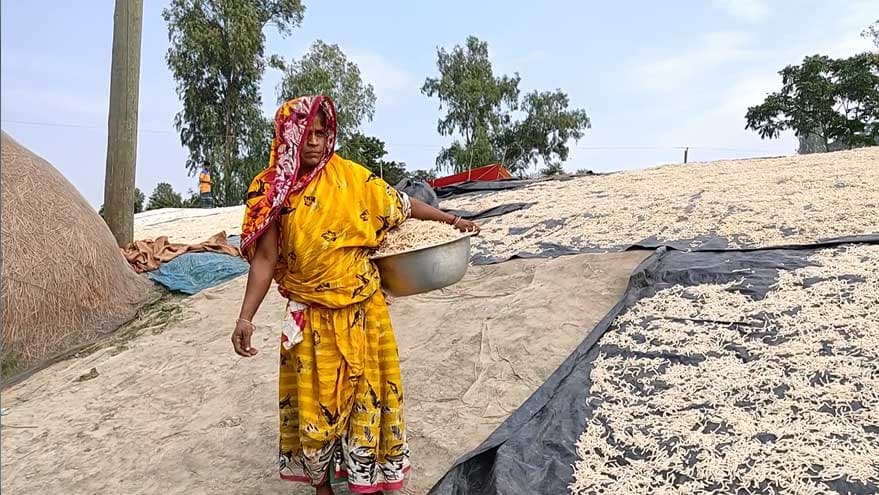 মুখরোচক ঝুরিতে স্বাবলম্বী  শাহজাদপুরের শতাধিক নারী