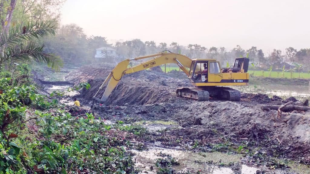 আগৈলঝাড়ায় খাল খননে স্বপ্ন দেখছেন কৃষকেরা