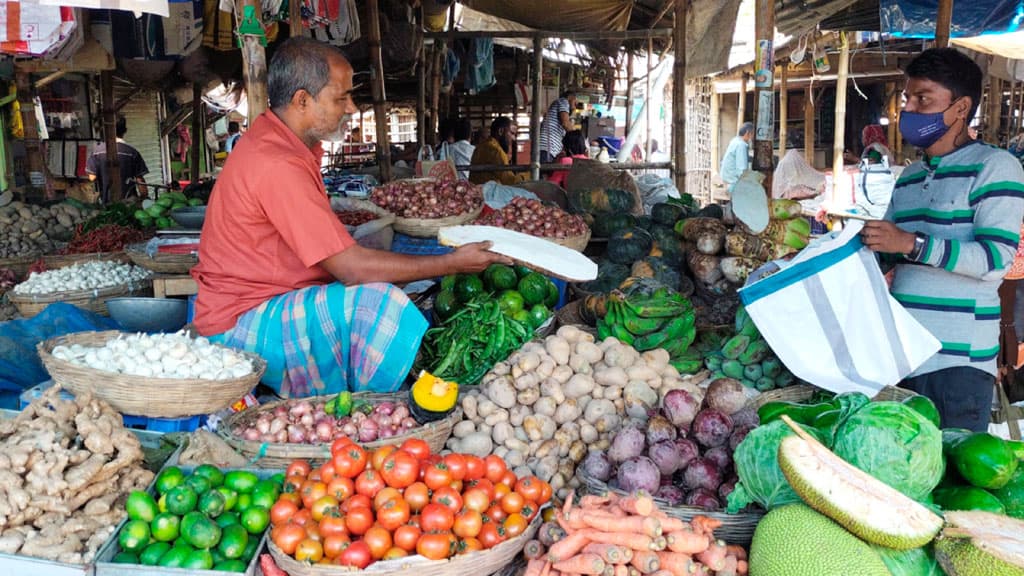 বাজারে অস্বস্তিতে ক্রেতারা