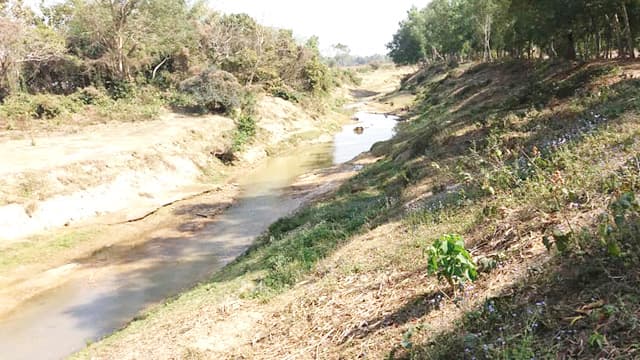 শুকিয়েছে নদী, বোরো চাষে সেচ-সংকট