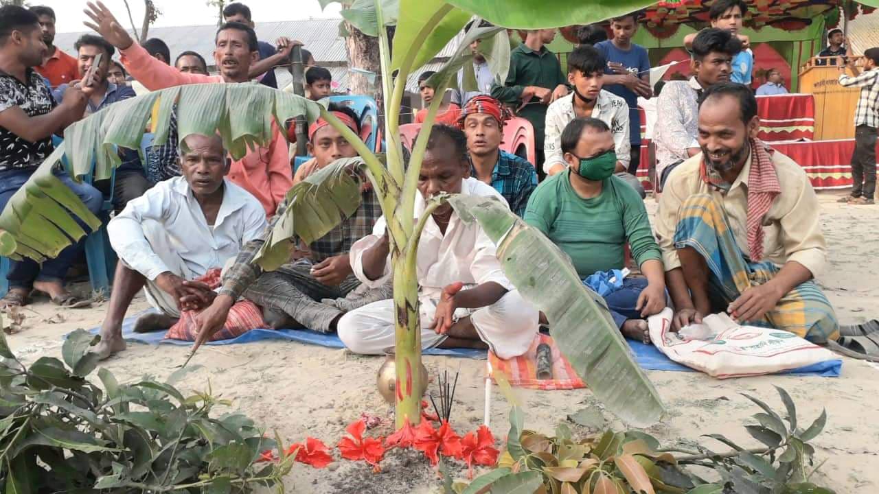 পাতা খেলায় উপচেপড়া ভিড়