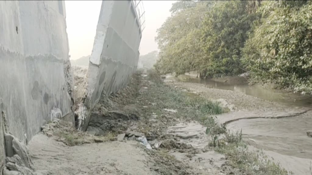 অপসারণ করা হচ্ছে পায়রা বন্দরের হেলে পড়া দেয়াল